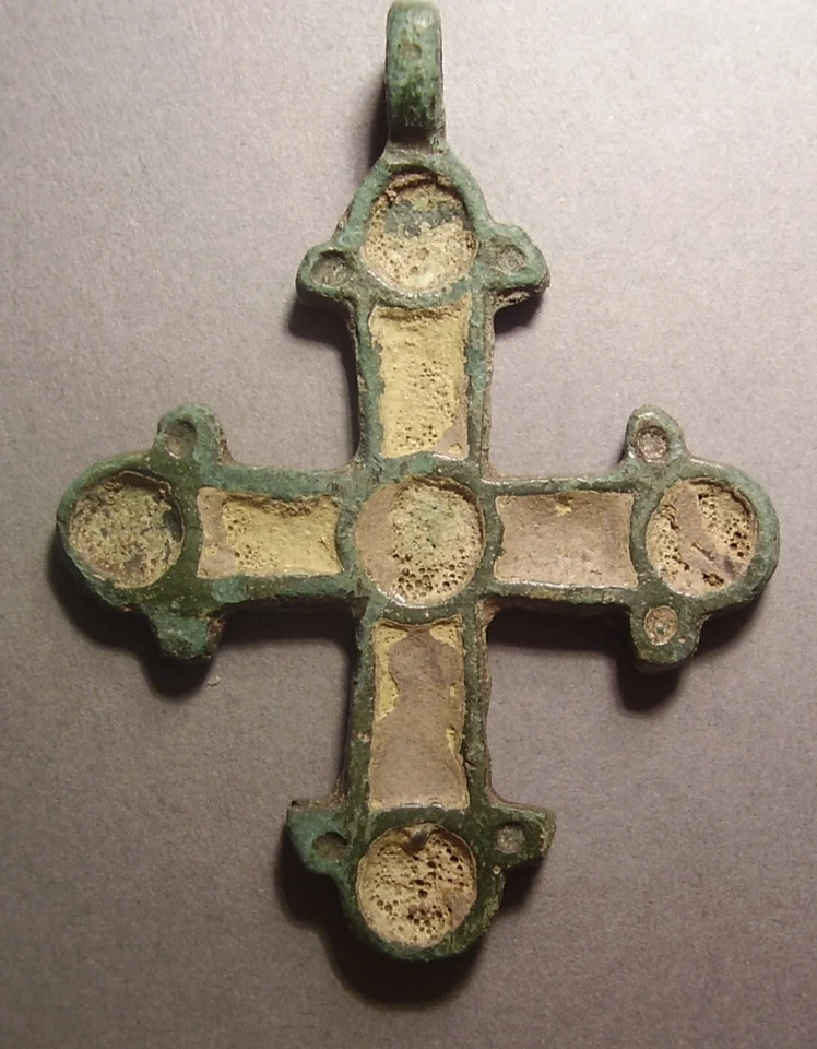 Киевская Русь. Крест с выемчатой эмалью. X – XIII вв. Бронза.