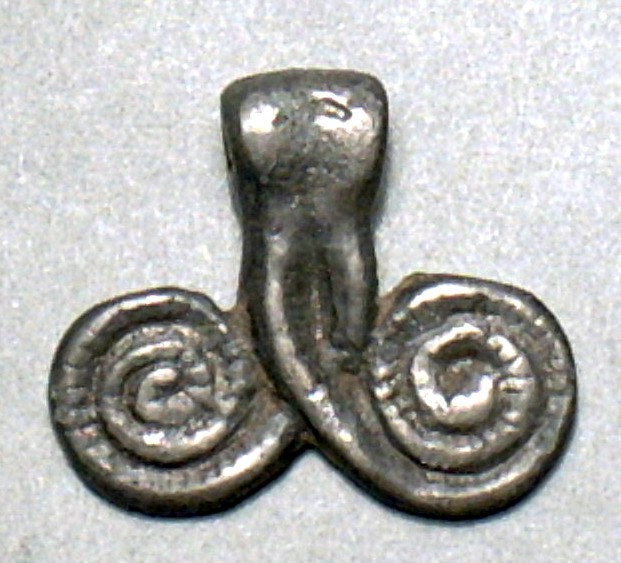 Киевская Русь. Подвеска змеевидная. Бронза. Литье.