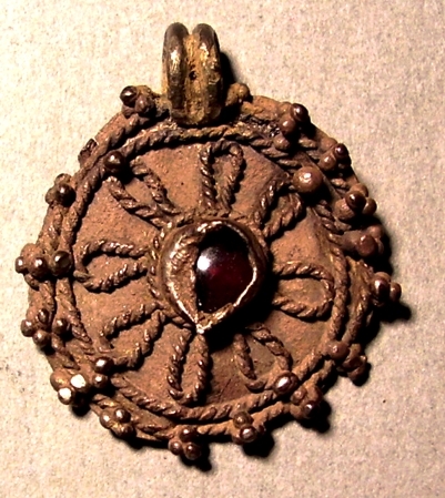 Киевская Русь. Подвеска круглая с камнем. X – XIII вв.